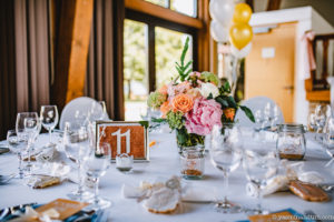 Schön gedeckter Tisch für eine Hochzeit auf dem Hofgut