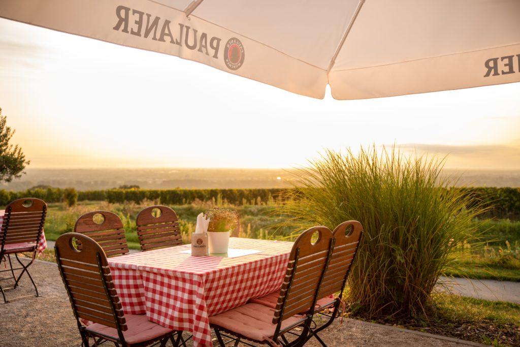 Sonnenuntergang auf der Terrasse des Hofgut Laubenheimer Höhe