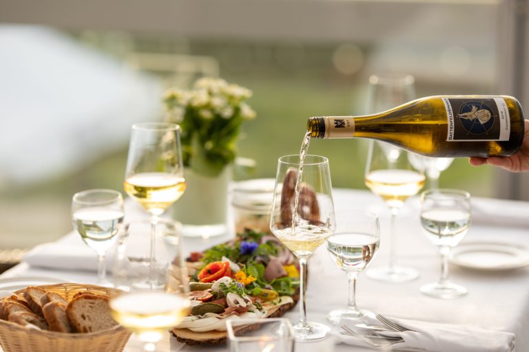 Schick gedeckter Tisch für eine Hochzeit