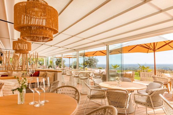 Sitzbereich der Skylounge in Mainz im mediterranen Look