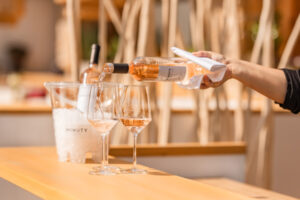 eine Kellnerin schenkt in Cocktailgläser auf der Skylounge in Mainz ein