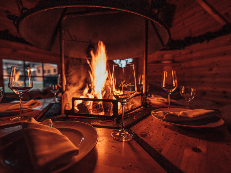 Kaminhütte mit gemütlichem Feuer
